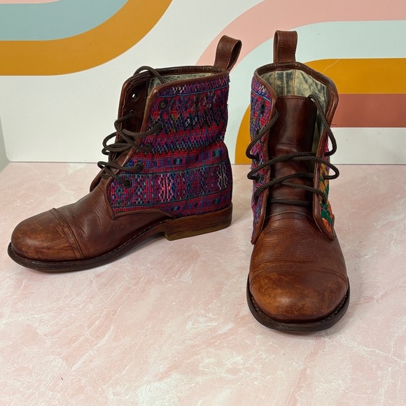 Vintage-Inspired Lace-Up Boots with Embroidered  Flowers. - Picture 2 of 12